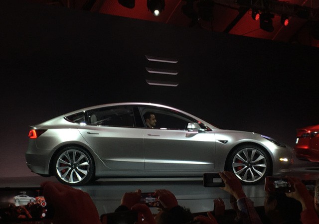 Tesla ra mắt Model 3: Chiếc ô tô điện có giá rẻ nhất Tesla ra mắt Model 3: Chiếc ô tô điện có giá rẻ nhất