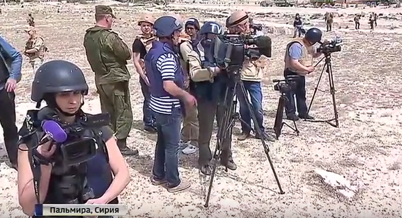 Lần đầu tiên các nhà báo nước ngoài đến Palmyra sau khi giải phóng Lần đầu tiên các nhà báo nước ngoài đến Palmyra sau khi giải phóng