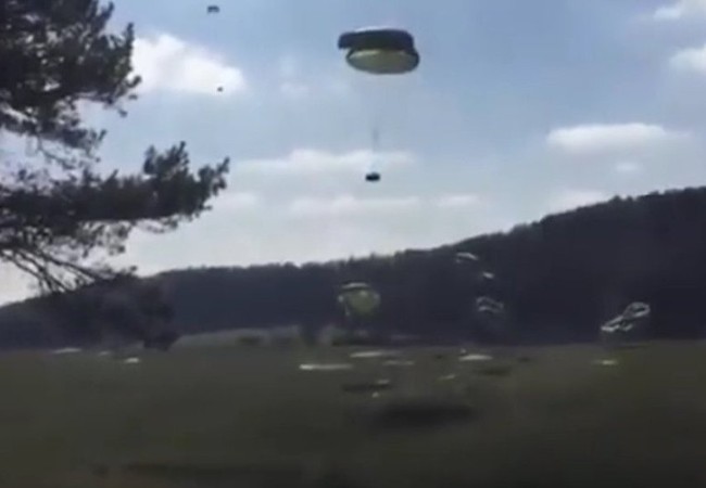 Nhảy dù bất thành, ba xe thiết giáp Humvee thành sắt vụn Nhảy dù bất thành, ba xe thiết giáp Humvee thành sắt vụn
