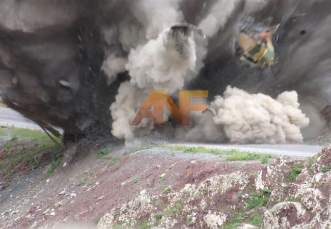 Video: Mìn của lực lượng dân quân người Kurd xé tan xe bọc thép Thổ Nhĩ Kỳ Video: Mìn của lực lượng dân quân người Kurd xé tan xe bọc thép Thổ Nhĩ Kỳ
