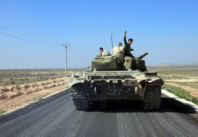 Quân đội Syria tấn công thuận lợi trên hướng tỉnh Raqqa Xe tăng T-72 quân đội Syria trên đường tiến về Raqqa