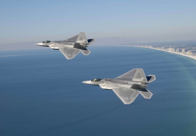 F-22 Raptor, tử thần của hệ thống tên lửa HQ-9 Trung Quốc trên biển Đông Máy bay F-22 Raptor Mỹ bay trên biển