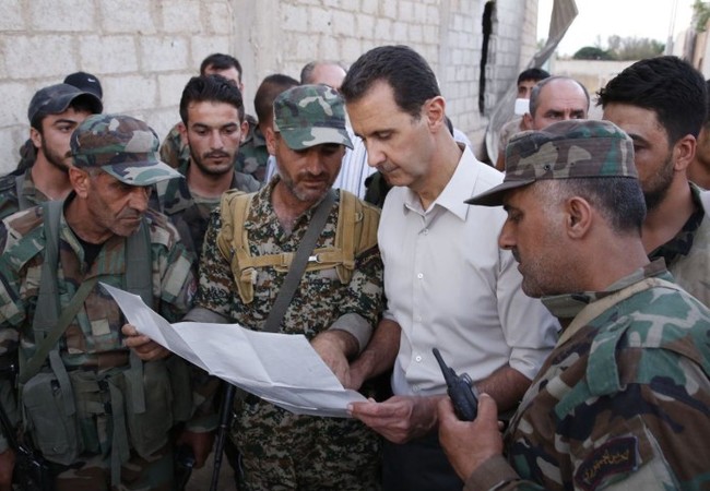 Video: Tổng thống Syria Al Assad thăm chiến trường Đông Ghouta – Damascus Tổng thống Syria Al-Assad xem sơ đồ trận tuyến Đông Ghouta