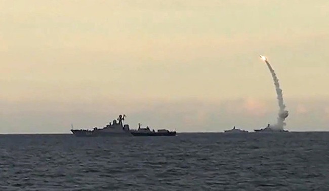 Nga lại phóng tên lửa hành trình Kaliber ở Syria Chiến hạm Nga phóng tên lửa hành trình Kaliber - NK