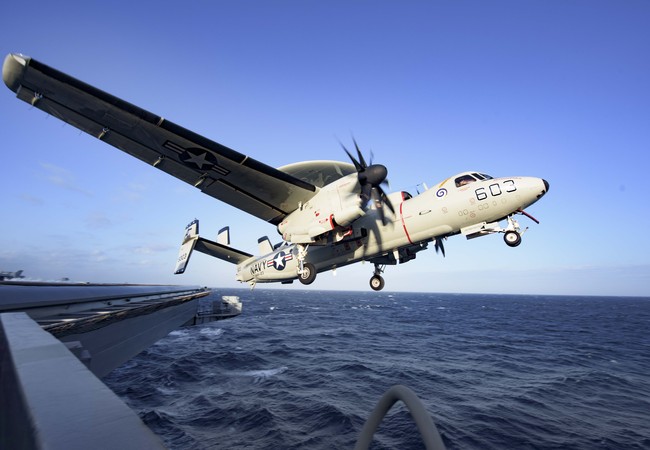 Video: Phi công Mỹ dũng cảm cứu hộ máy bay E-2C Hawkeye trên tàu sân bay Máy bay E-2C Hawkeye cất cánh trên tàu sân bay Dwight Eisenhower