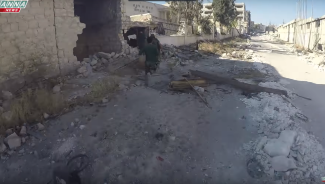 Video: Chiến tranh đường phố của quân đội Syria ở quận Layramoun, Aleppo Giao chiến trên đường phố thành phố Aleppo