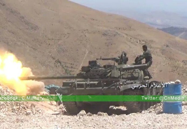 Quân đội Syria, Hezbollah đánh chiếm thị trấn Harira trên biên giới Syria - Lebanon (Video) Xe tăng quân đội Syria tấn công các mục tiêu của lực lượng Hồi giáo cực đoan trên biên giới Syria - Lebanon