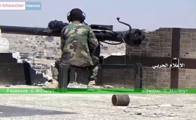 Quân đội Syria khép vòng vây và kiểm soát hỏa lực đường tiếp vận Aleppo Binh sĩ Syria sử dụng pháo không giật B-10 ở Aleppo