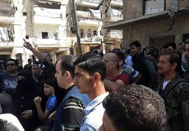 Hàng ngàn người dân thoát khỏi khu phố do Hồi giáo cực đoan kiểm soát ở Aleppo Người dân thoát ra khỏi khu chiến sự nhận viện trợ nhân đạo từ các binh sĩ Syria