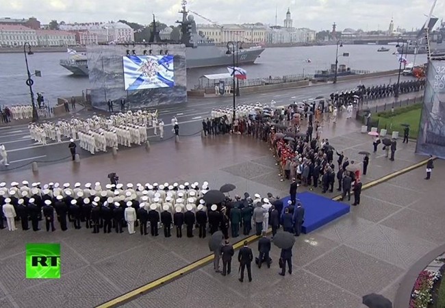 Cuộc diễu hành trong Ngày Hải quân Nga ở Saint-Petersburg, Sevastopol, Crimea (Video) Cuộc diễu hành quân sự của Nga ở Saint-Petersburg