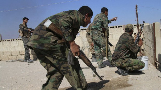 Lực lượng Hồi giáo cực đoan cố gắng phá vỡ vòng vây ở Aleppo Binh sĩ Syria chiến đấu trên chiến trường Aleppo