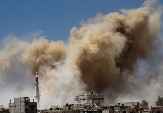 Video: Cận cảnh sư đoàn cơ giới số 4 tấn công trong thành phố vệ tinh Darayya Quân đội Syria pháo kích vào trận địa của lực lượng Hồi giáo cực đoan ở Darayya