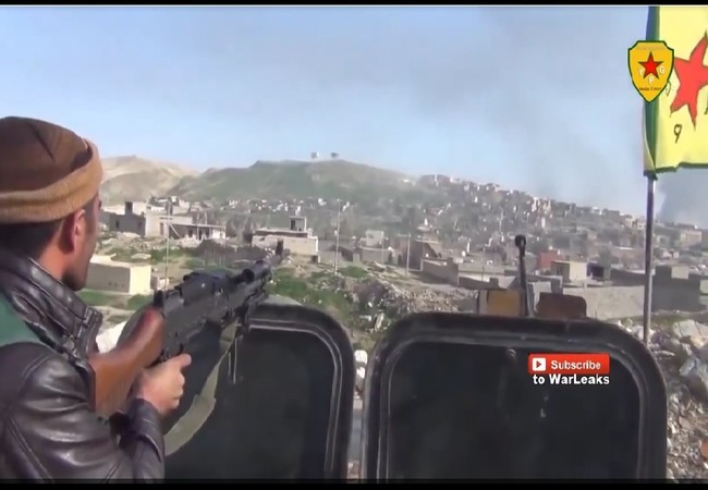 Xung đột giữa lực lượng PYD người Kurd và NDF Syria đe dọa chiến tranh toàn diện Một chiến binh cảnh sát người Kurd Asayish đang chiến đấu chống lại lực lương vũ trang địa phương NDF Syria