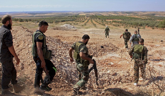 Video: Quân đội Syria giao chiến ác liệt với phiến quân Al Qaeda Binh sĩ quân đội Syria cơ động trên địa bàn tỉnh Hama