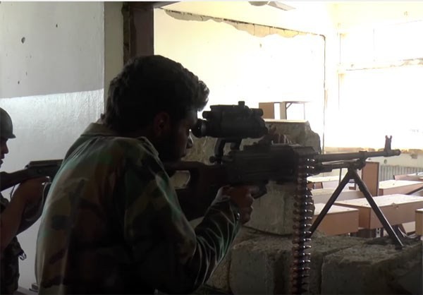 Chùm video chiến sự Syria: Bắn tỉa bằng pháo 130 mm, nhóm chiến binh tan xác Binh sĩ Syria chiến đấu trên chiến trường (ảnh minh họa)