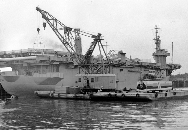 Biệt động Sài Gòn Tàu sân bay USNS Card (T-AKV-40) trên bến cảng Sài Gòn