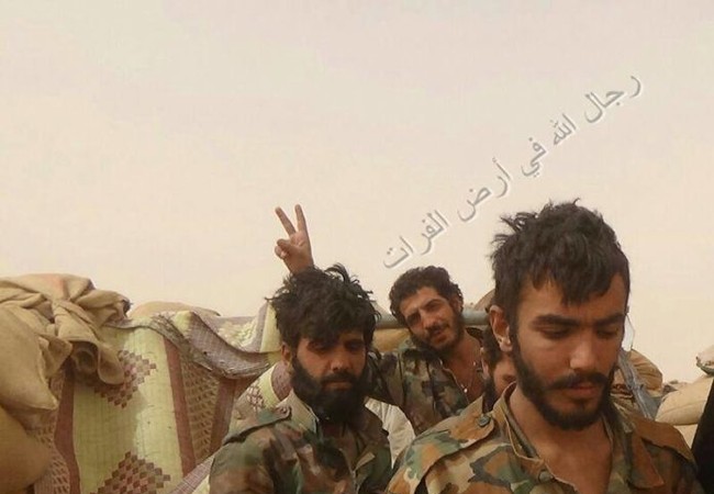 Video: Quân đội Syria diệt thủ lĩnh IS, giải phóng vị trí vành đai chiến tuyến Các binh sĩ quân đội Syria ở Deir ez Zor