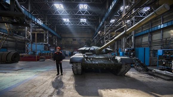 Xe tăng T-90 Nga sẽ uy lực mạnh hơn, thông minh hơn Xe tăng T-90 trong nhà xưởng lắp ráp