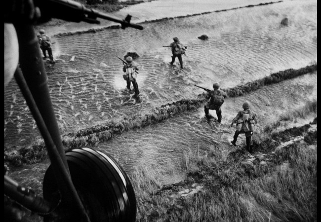 Vũ khí Chú Sam “đấm lưng” quân Mỹ trên chiến trường Việt Nam Trực thăng Mỹ bay yểm trợ hỏa lực cho bộ binh trên cánh đồng Việt Nam