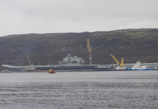 Tàu sân bay Kuznetsov cập cảng Tartous, chuẩn bị chiến dịch không kích ở Syria Tàu sân bay Đô đốc Kuznetsov Nga tại cảng Tartous ở Syria