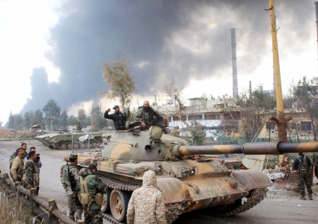 Quân đội Syria tấn công mạnh, một số nhóm cực đoan đề nghị đầu hàng ở Aleppo Xe tăng quân đội Syria trên đường phố Aleppo