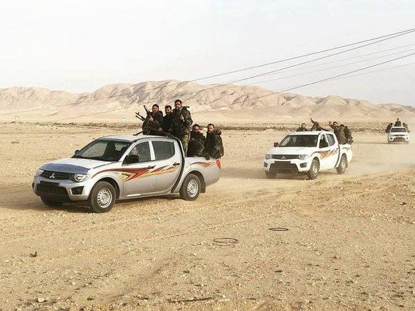 Quân đội Syria tiến hành cuộc tấn công vào mỏ khí gas tỉnh Homs Binh sĩ quân đội Syria tiến công trên chiến trường sa mạc tỉnh Homs