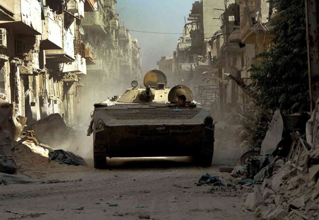 Quân đội Syria giành lại thị trấn chiến lược miền Bắc tỉnh Hama - VIDEO Xe thiết giáp quân đội Syria tấn công trên đường phố (ảnh minh họa)
