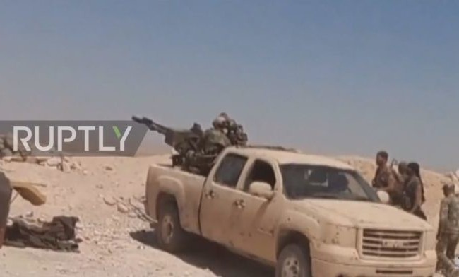 Video: Quân đội Syria tấn công quy mô lớn đánh IS Quân đội Syria tấn công khu mỏ khí gas tỉnh Homs