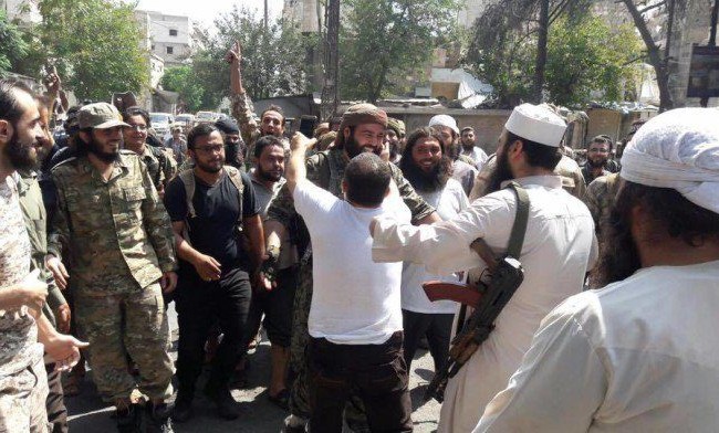 Chiến sự Syria: 150 phiến quân đầu hàng, di tản khỏi Aleppo Nhóm chiến binh Al Nusra di tản khỏi thành phố Aleppo