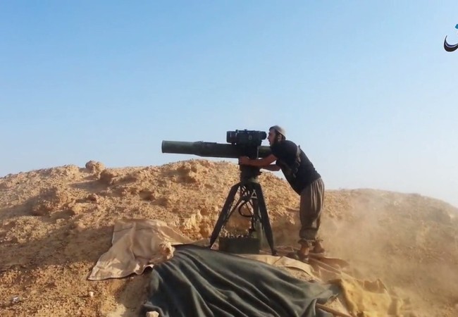 IS dùng tên lửa TOW Mỹ bắn cháy xe tăng Syria Chiến binh IS sử dụng tên lửa chống tăng TOW của Mỹ