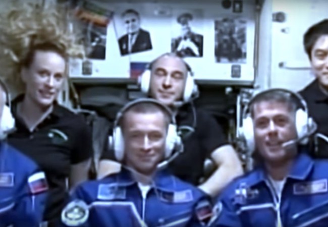 Video: Cận cảnh tàu vũ trụ Soyuz kết nối thành công với trạm vũ trụ quốc tế ISS Truyền hình giao lưu trực tuyến 2 phi hành đoàn với trái đất