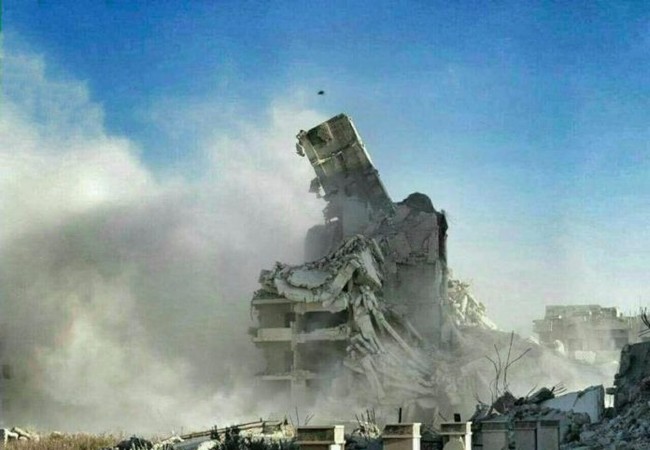Video chiến sự: Quân đội Syria đấu pháo với phe thánh chiến Khung cảnh tàn phá tan hoang ở quận Al-Wa'er thuộc thành phố Homs