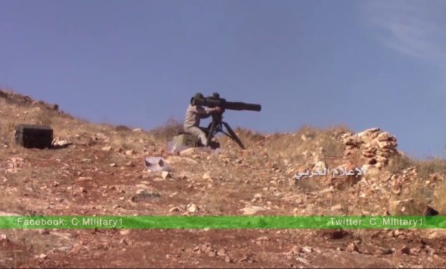 Video: Binh sĩ Syria phóng tên lửa thiêu cháy xe vũ khí phiến quân Binh sĩ Syria phục kích bằng ATGM Toophan của Iran
