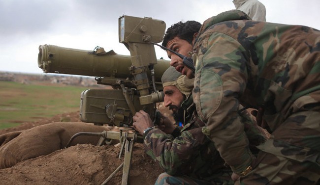 Quân đội Syria bẻ gãy cuộc tấn công của IS chiếm sân bay Deir ez Zor (video) Binh sĩ quân đội Syria trên chiến trường Aleppo