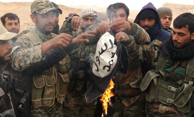 Quân đội Syria thiêu hủy đoàn xe IS, Thổ Nhĩ Kỳ ra mặt giúp phiến quân Binh sĩ quân đội Syria đốt cờ IS trên địa bàn tỉnh Homs