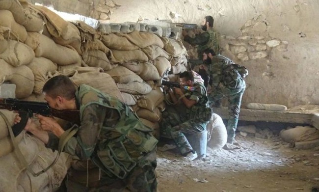 IS liều chết tấn công, hàng chục chiến binh bị tiêu diệt Binh sĩ Syria chiến đấu trên chiến trường Deir ez Zor