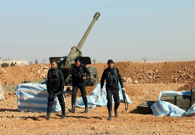 Quân đội Syria phối hợp với YPG trong chiến lược ngăn chặn cuộc xâm lược của Thổ Nhĩ Kỳ Một khẩu đội pháo binh trên chiến trường Al- Bab
