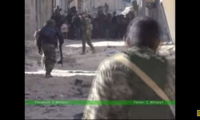 Trận Stalingrad Syria: Chiến sự ác liệt, giải cứu dân trong mưa đạn phiến quân Binh sĩ Syria hướng dẫn người dân sơ tán trong vùng chiến sự