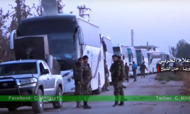 Video: Những tù binh Syria hân hoan trở về trong chiến thắng Những chiếc xe buýt chở các tay súng Hồi giáo cực đoan về tỉnh Idlib