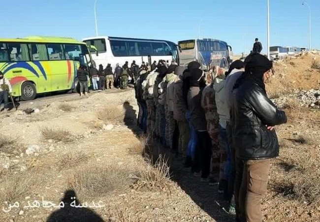 Video: Gần 2.000 phiến quân lũ lượt ra hàng, quân đội Syria tiến vào Al-Tall Chiến binh Hồi giáo cực đoan lên xe về tỉnh Idlib