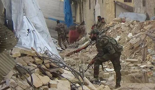 Quân đội Syria chia cắt lực lượng thánh chiến trong khu phố cổ Aleppo - VIDEO Binh sĩ quân đội Syria chiến đấu trên khu phố cổ Aleppo