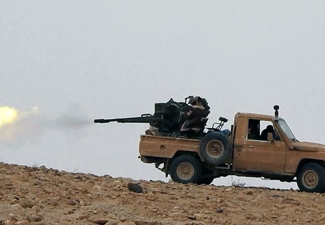 Chiến sự Palmyra: IS nguy cơ rơi vào cối xay thịt (video) Một binh sĩ Syria đang sử dụng súng máy phòng không trên xe bán tải ở Palmyra