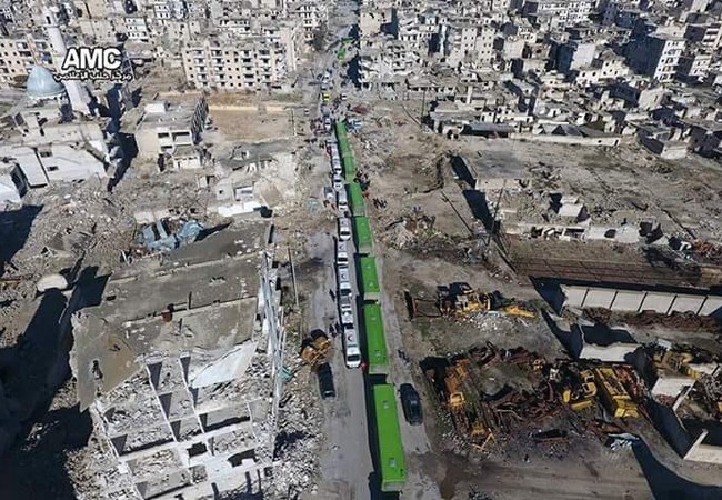 Chiến sự Aleppo: Cận cảnh quân đội Syria áp giải phiến quân khỏi thành phố (video) Đoàn xe vận chuyển lực lượng phiến quân trên đường phố Aleppo