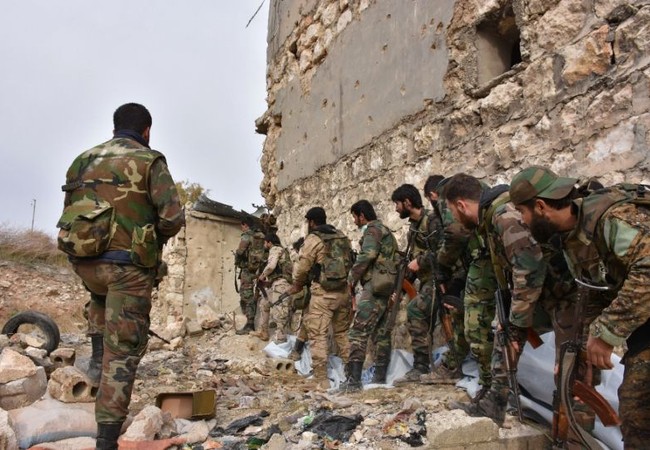 Chiến sự Aleppo: Quân đội Syria bẻ gãy cuộc tấn công tuyệt vọng của phiến quân (video) Binh sĩ quân đội Syria chuẩn bị tấn công (ảnh minh họa)