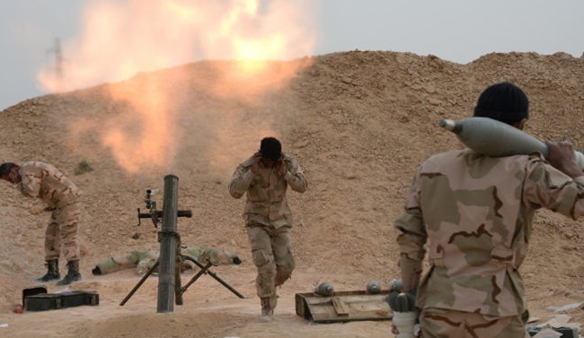 Trận chiến Palmyra: IS và phe thánh chiến phối hợp tấn công quân đội Syria (video) Một khẩu đội súng cối quân đội Syria đánh trả IS trên vùng sa mạc tỉnh Homs