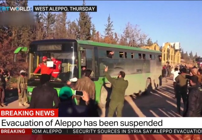 Chiến sự Syria: Di tản hàng ngàn tay súng thánh chiến khỏi chảo lửa Aleppo Các tay súng thánh chến lên xe buýt để ra khỏi Aleppo