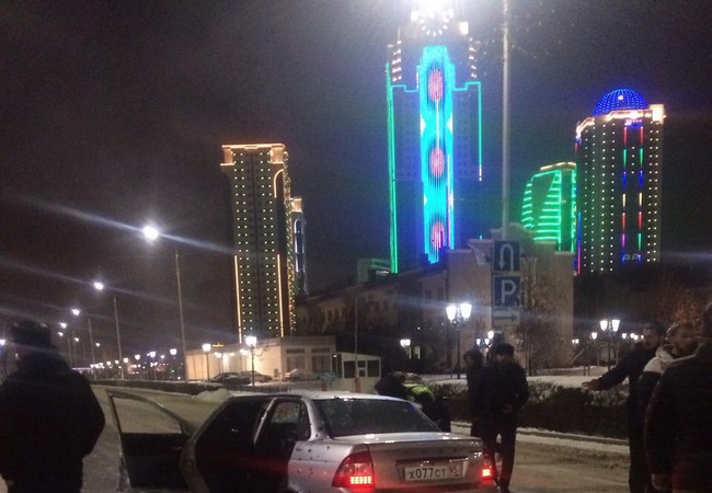 Đọ súng ác liệt tại Chechnya, 4 tên cướp bị diệt (video) Hiện trường vụ nổ súng ở Grozny, thủ đô nước cộng hòa Chechnya, Nga
