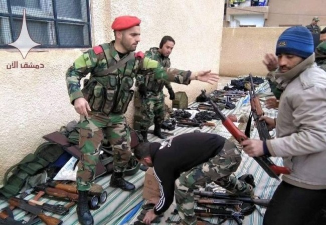 Chiến sự Syria: 600 phiến quân nộp vũ khí đầu hàng ở ngoại vi Damascus Các tay súng thánh chiến giao nộp vũ khí ở Tây Ghouta