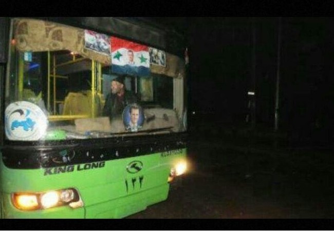Chiến sự Syria: Quân đội Nga sơ tán dân theo yêu cầu của phiến quân (video) Xe buýt màu xanh của chính quyền Syria chở chiến binh thánh chiến lên đường về Idlib