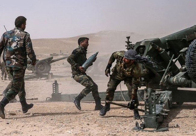 Quân đội Syria liên tiếp tập kích, diệt hàng loạt phiến quân Một khẩu đội pháo binh Syria đang chiến đấu trên sa mạc tỉnh Homs